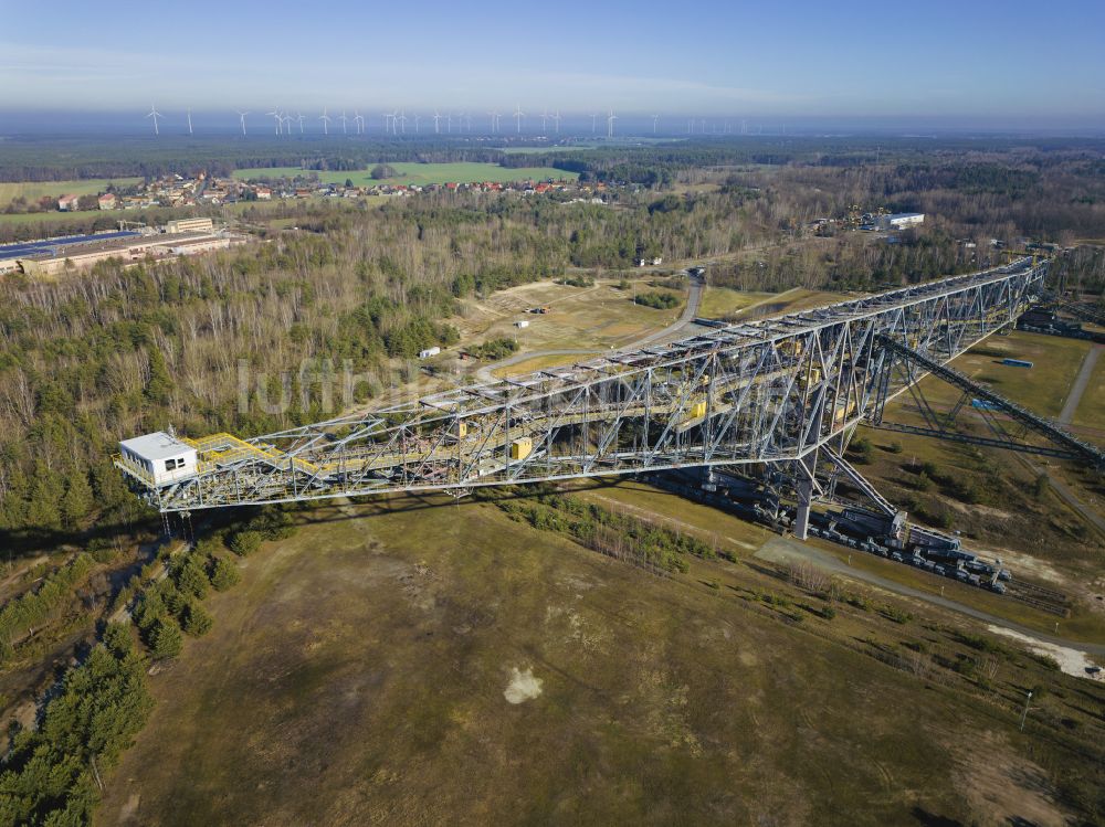 Lichterfeld-Schacksdorf aus der Vogelperspektive: Bagger- Förderbrücke am Besucherbergwerk F60 am Bergheider See in Lichterfeld-Schacksdorf im Bundesland Brandenburg, Deutschland