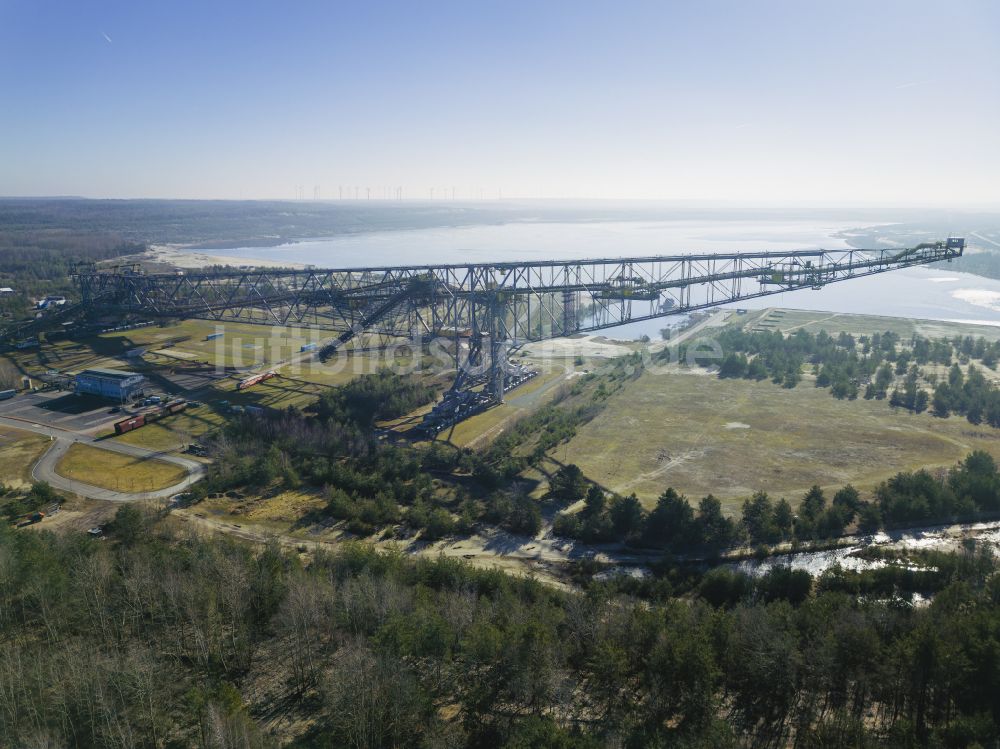 Luftbild Lichterfeld-Schacksdorf - Bagger- Förderbrücke am Besucherbergwerk F60 am Bergheider See in Lichterfeld-Schacksdorf im Bundesland Brandenburg, Deutschland