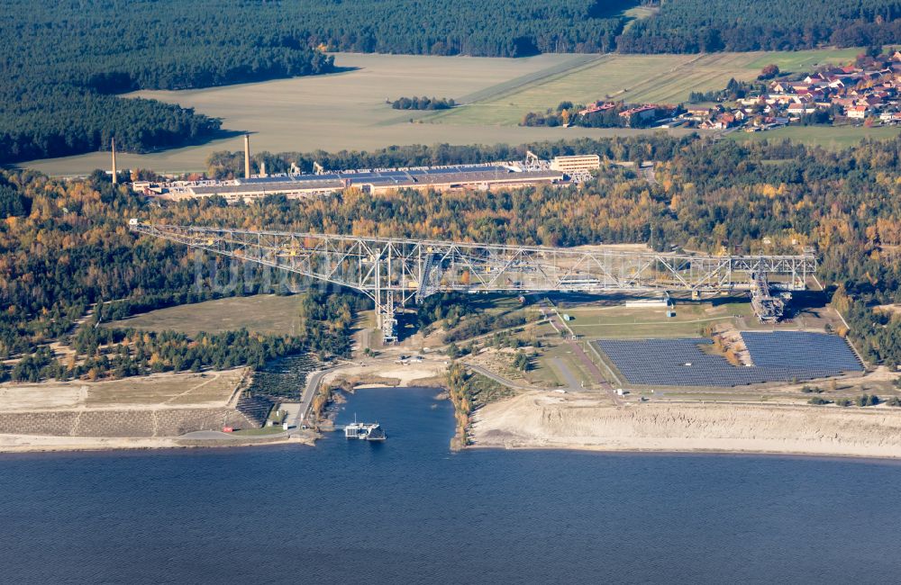 Luftaufnahme Lichterfeld-Schacksdorf - Bagger- Förderbrücke am Besucherbergwerk F60 am Bergheider See in Lichterfeld-Schacksdorf im Bundesland Brandenburg, Deutschland