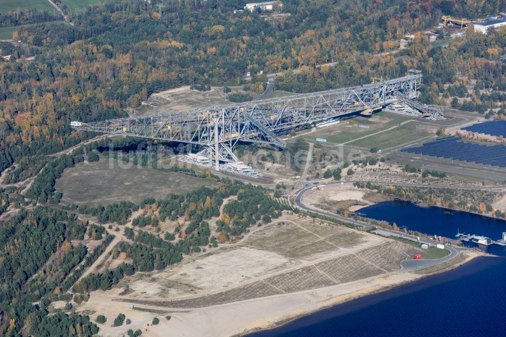 Lichterfeld-Schacksdorf von oben - Bagger- Förderbrücke am Besucherbergwerk F60 am Bergheider See in Lichterfeld-Schacksdorf im Bundesland Brandenburg, Deutschland