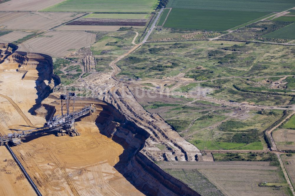 Erkelenz von oben - Bagger- Förderbrücke im Braunkohle - Tagebau in Erkelenz im Bundesland Nordrhein-Westfalen, Deutschland