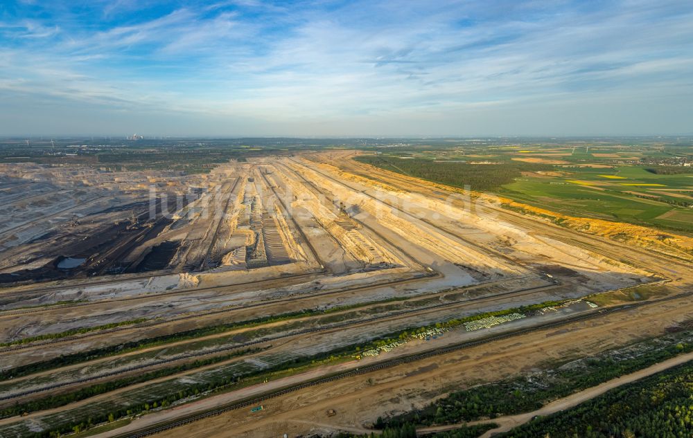 Luftbild Niederzier - Bagger- Förderbrücke im Braunkohle - Tagebau Hambach in Niederzier im Bundesland Nordrhein-Westfalen, Deutschland