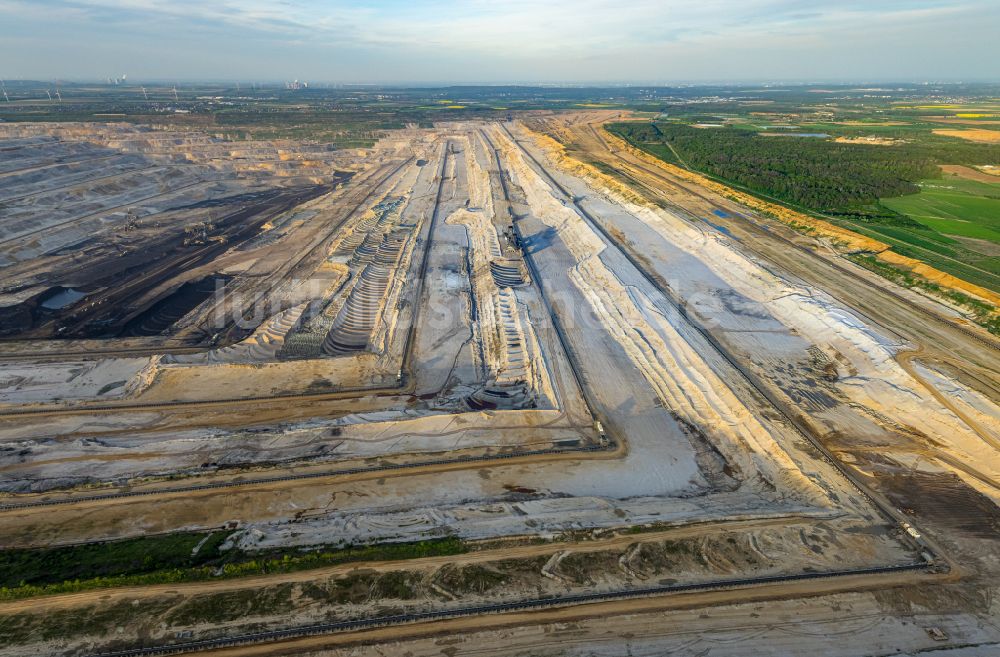 Niederzier aus der Vogelperspektive: Bagger- Förderbrücke im Braunkohle - Tagebau Hambach in Niederzier im Bundesland Nordrhein-Westfalen, Deutschland