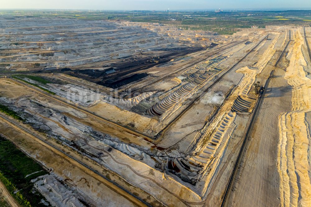 Luftbild Niederzier - Bagger- Förderbrücke im Braunkohle - Tagebau Hambach in Niederzier im Bundesland Nordrhein-Westfalen, Deutschland