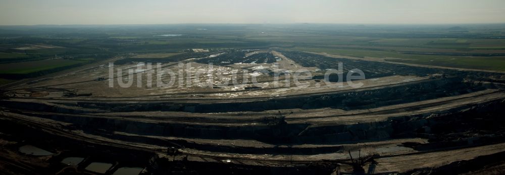 Inden aus der Vogelperspektive: Bagger- Förderbrücke im Braunkohle - Tagebau in Inden im Bundesland Nordrhein-Westfalen