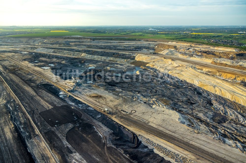 Inden aus der Vogelperspektive: Bagger- Förderbrücke im Braunkohle - Tagebau in Inden im Bundesland Nordrhein-Westfalen