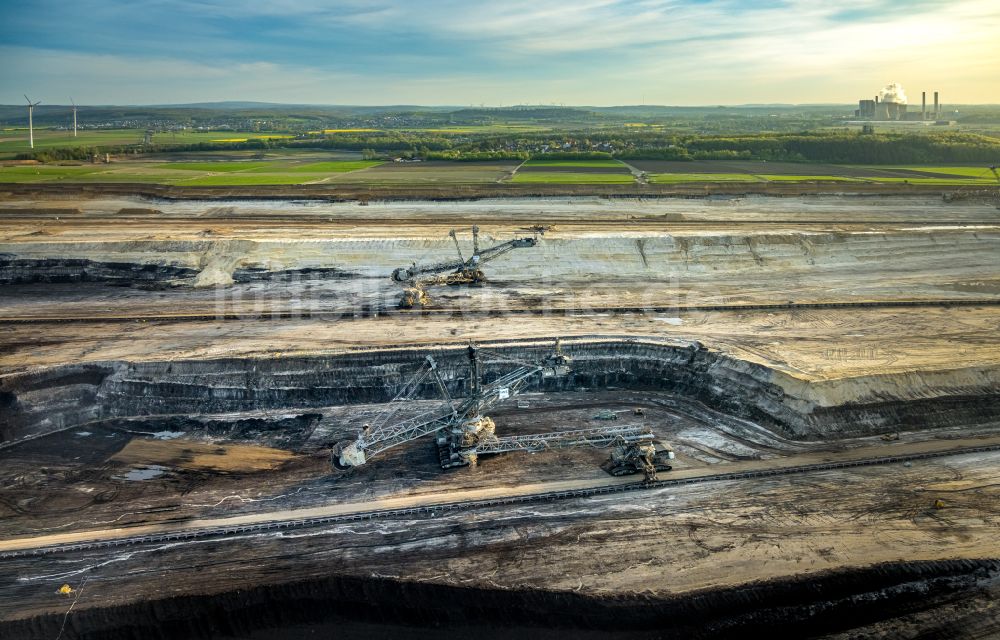 Inden von oben - Bagger- Förderbrücke im Braunkohle - Tagebau in Inden im Bundesland Nordrhein-Westfalen