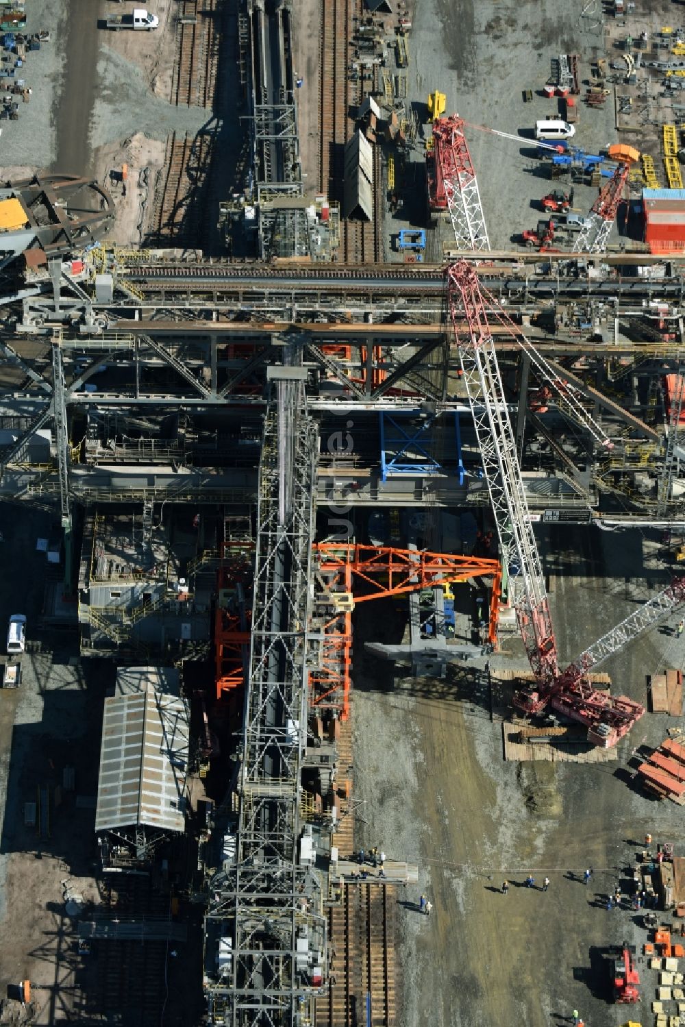 Nochten aus der Vogelperspektive: Bagger- Förderbrücke im Braunkohle - Tagebau der Vattenfall Europe Sales GmbH in Nochten im Bundesland Sachsen