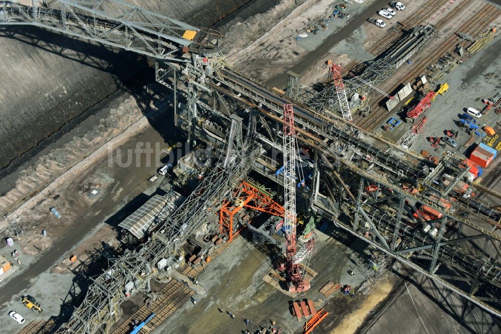 Nochten von oben - Bagger- Förderbrücke im Braunkohle - Tagebau der Vattenfall Europe Sales GmbH in Nochten im Bundesland Sachsen