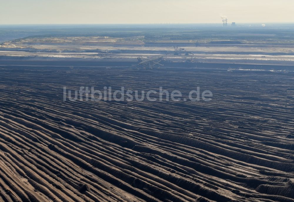 Luftaufnahme Welzow - Bagger- Förderbrücke im Braunkohle - Tagebau in Welzow im Bundesland Brandenburg, Deutschland