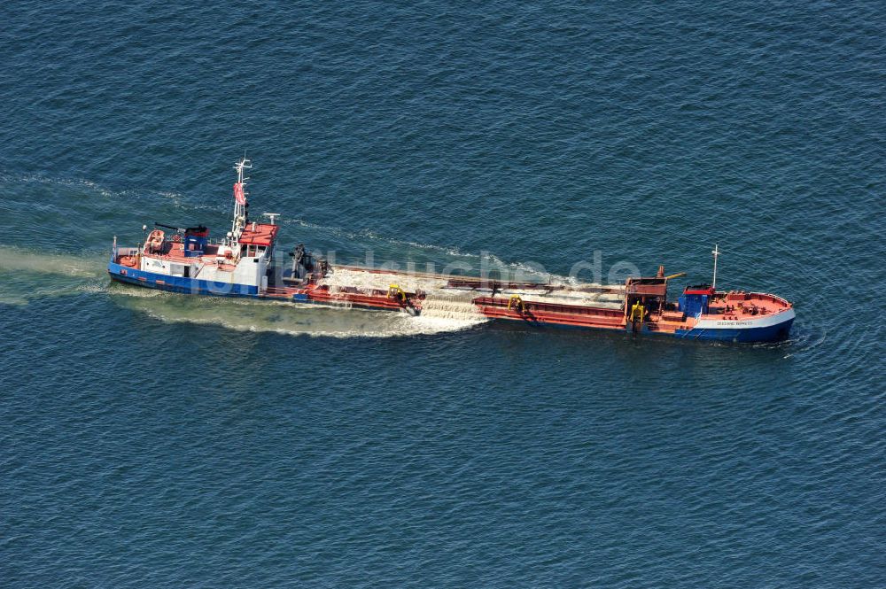 Markgrafenheide von oben - Baggerschiff Zeezand Express an der Ostseeküste vor Markgrafenheide in Aktion