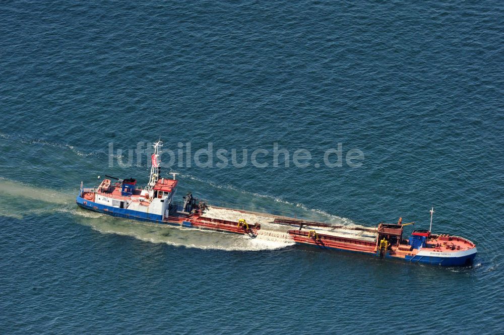 Markgrafenheide aus der Vogelperspektive: Baggerschiff Zeezand Express an der Ostseeküste vor Markgrafenheide in Aktion