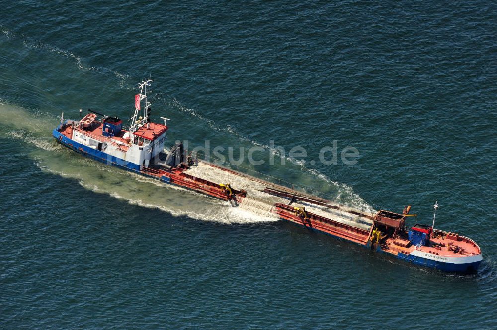 Luftbild Markgrafenheide - Baggerschiff Zeezand Express an der Ostseeküste vor Markgrafenheide in Aktion