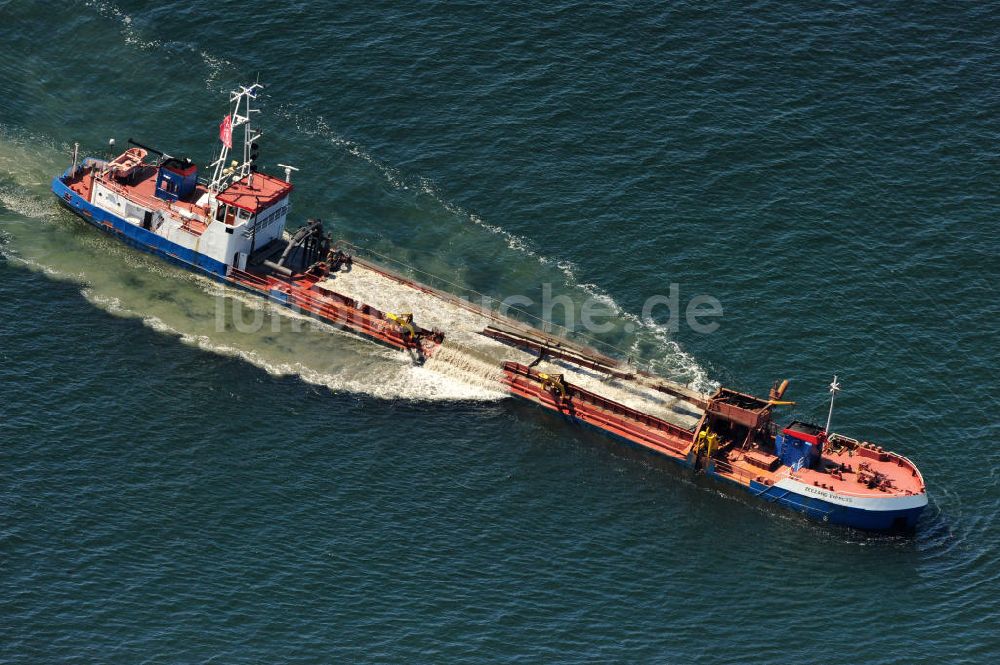 Luftaufnahme Markgrafenheide - Baggerschiff Zeezand Express an der Ostseeküste vor Markgrafenheide in Aktion