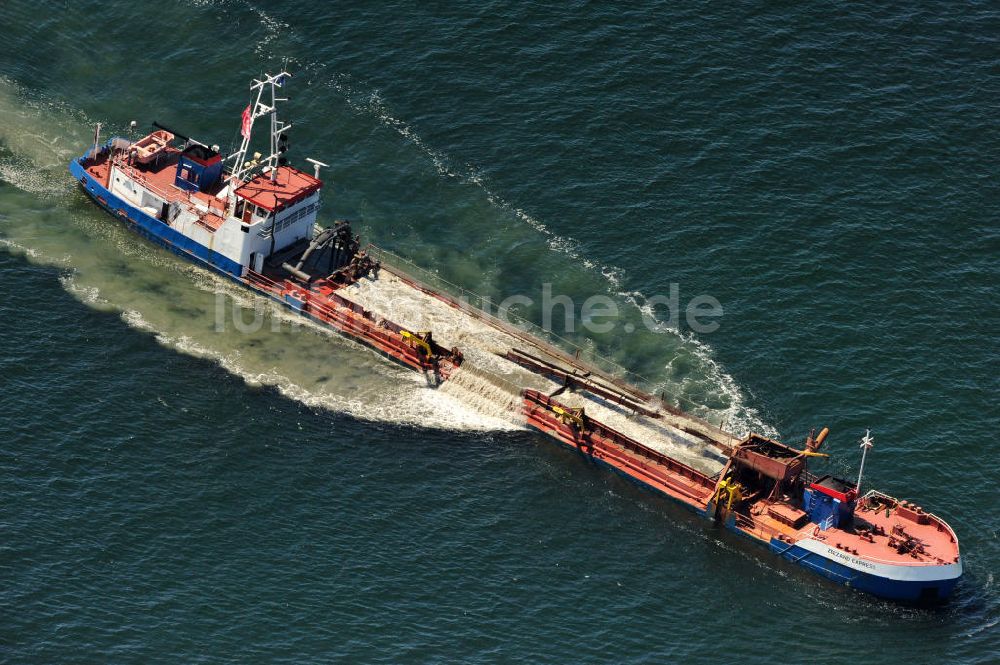 Markgrafenheide von oben - Baggerschiff Zeezand Express an der Ostseeküste vor Markgrafenheide in Aktion