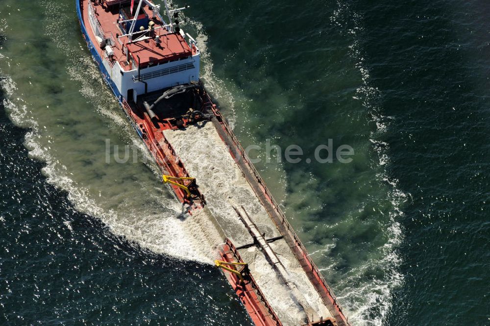 Markgrafenheide aus der Vogelperspektive: Baggerschiff Zeezand Express an der Ostseeküste vor Markgrafenheide in Aktion