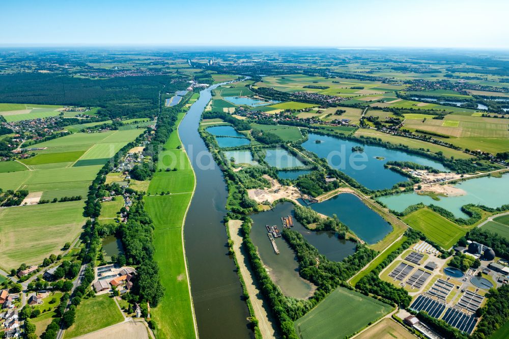 Petershagen aus der Vogelperspektive: Baggersee und Kies- Tagebau GP Betonwerke West GmbH in Petershagen im Bundesland Nordrhein-Westfalen, Deutschland