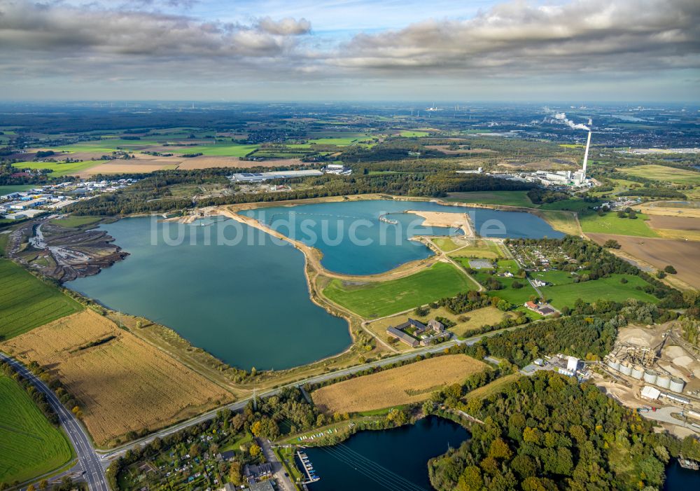 Kamp-Lintfort aus der Vogelperspektive: Baggersee und Kies- Tagebau in Kamp-Lintfort im Bundesland Nordrhein-Westfalen, Deutschland