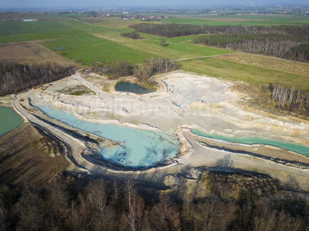 Priestewitz von oben - Baggersee und Kies- Tagebau Kaolingrube Ockrilla - Das Blaue Loch in Priestewitz im Bundesland Sachsen, Deutschland