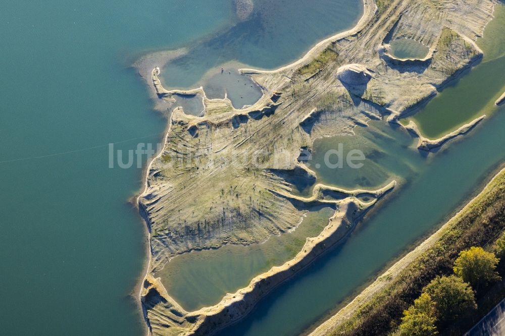 Tönisvorst aus der Vogelperspektive: Baggersee und Kies- Tagebau in Tönisvorst im Bundesland Nordrhein-Westfalen, Deutschland