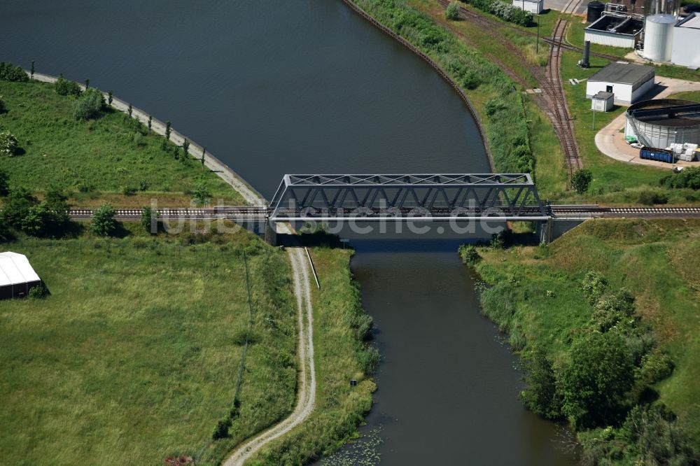 Luftbild Genthin - Bahn- Brücke über dem Elbe-Havel-Kanal im Nordosten von Genthin im Bundesland Sachsen-Anhalt