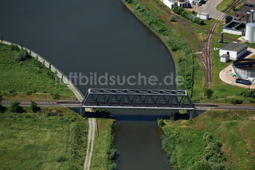 Luftaufnahme Genthin - Bahn- Brücke über dem Elbe-Havel-Kanal im Nordosten von Genthin im Bundesland Sachsen-Anhalt