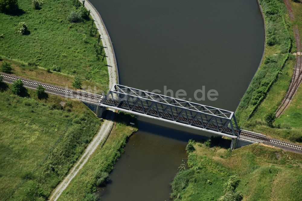 Genthin von oben - Bahn- Brücke über dem Elbe-Havel-Kanal im Nordosten von Genthin im Bundesland Sachsen-Anhalt