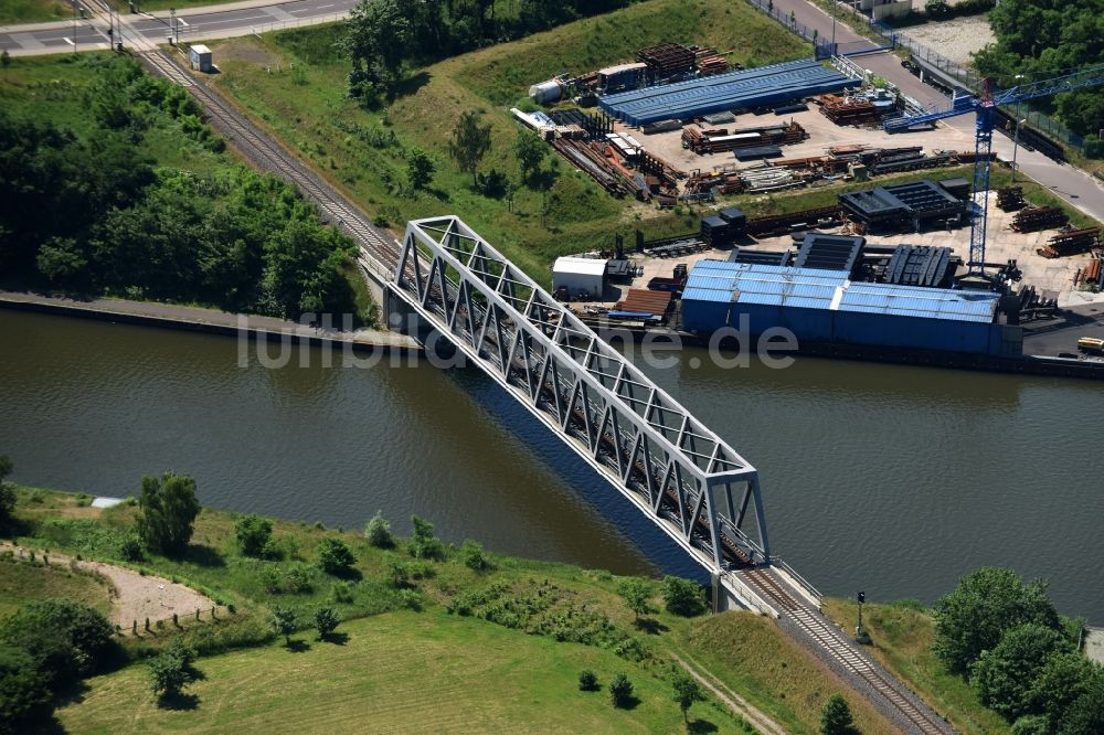 Genthin aus der Vogelperspektive: Bahn- Brücke über dem Elbe-Havel-Kanal im Nordosten von Genthin im Bundesland Sachsen-Anhalt