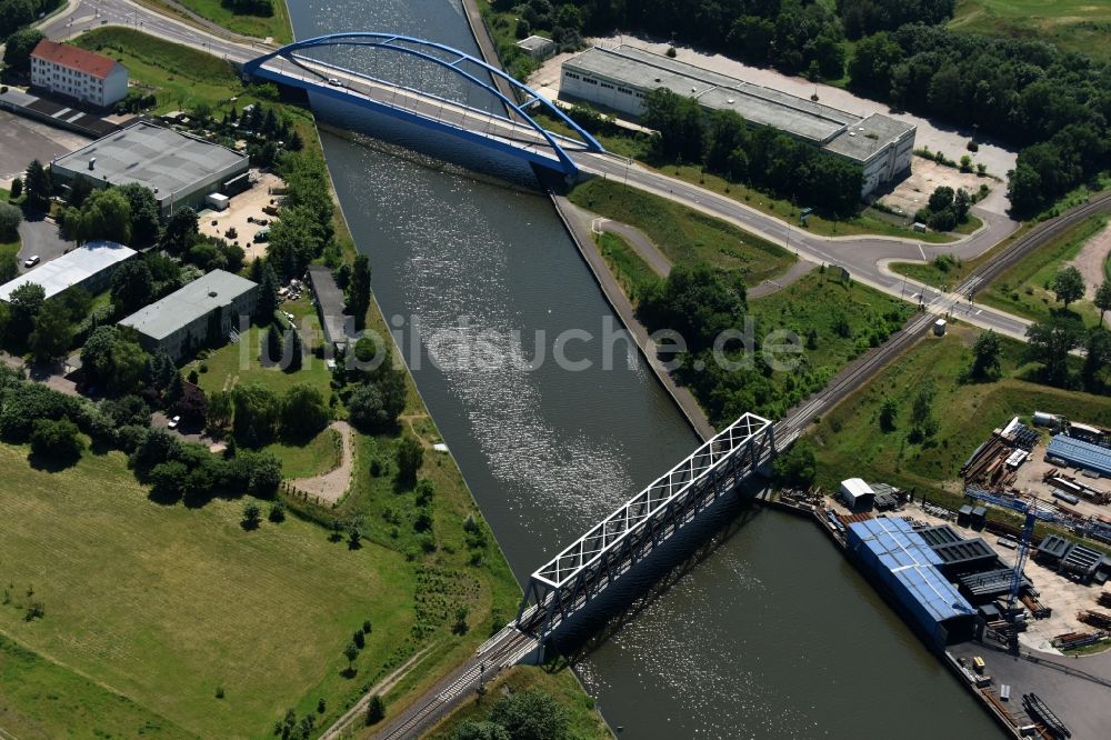 Luftbild Genthin - Bahn- Brücke und Blaue Stahl- Bogen- Brücke mit der Bundesstraße B1 über dem Elbe-Havel-Kanal im Nordosten von Genthin im Bundesland Sachsen-Anhalt