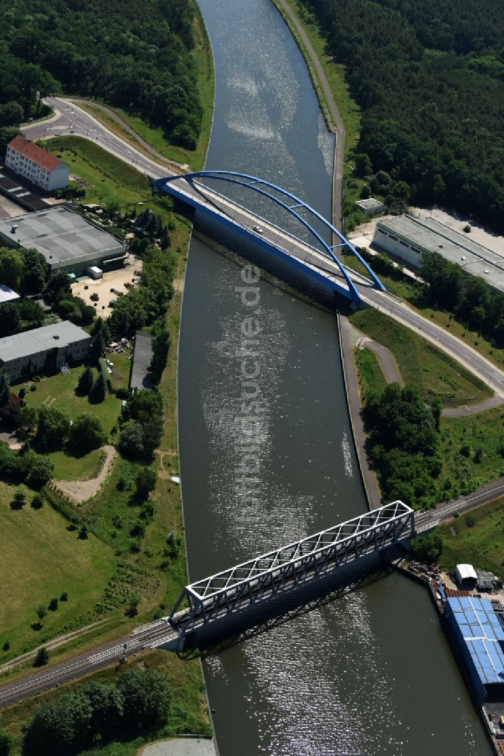 Luftaufnahme Genthin - Bahn- Brücke und Blaue Stahl- Bogen- Brücke mit der Bundesstraße B1 über dem Elbe-Havel-Kanal im Nordosten von Genthin im Bundesland Sachsen-Anhalt