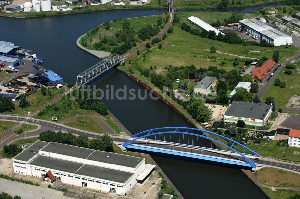 Luftaufnahme Genthin - Bahn- Brücke und Blaue Stahl- Bogen- Brücke mit der Bundesstraße B1 über dem Elbe-Havel-Kanal im Nordosten von Genthin im Bundesland Sachsen-Anhalt