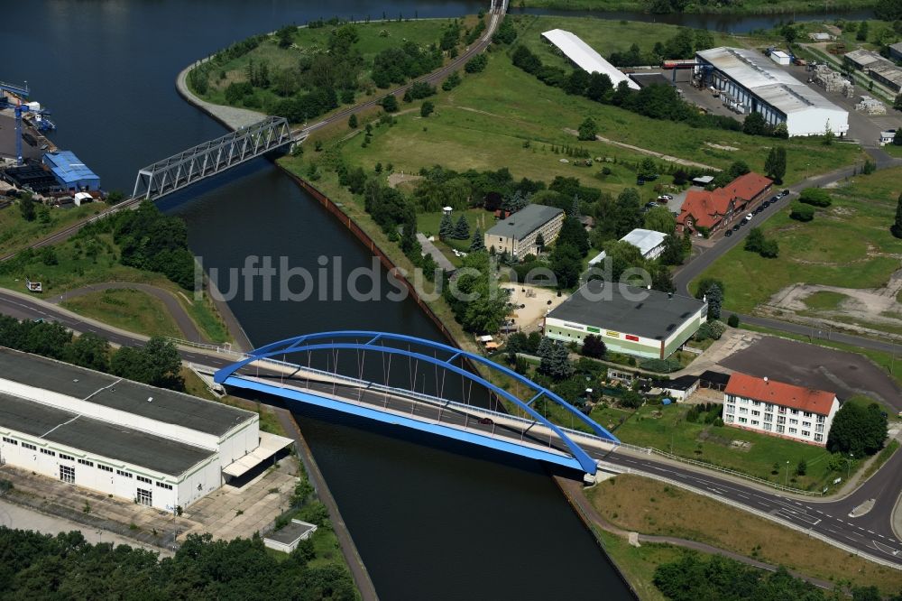 Genthin von oben - Bahn- Brücke und Blaue Stahl- Bogen- Brücke mit der Bundesstraße B1 über dem Elbe-Havel-Kanal im Nordosten von Genthin im Bundesland Sachsen-Anhalt