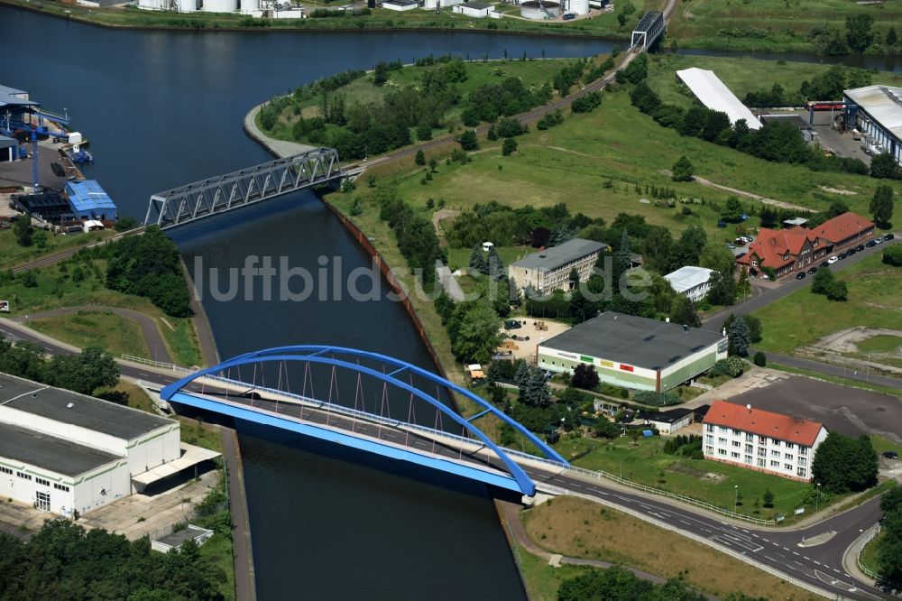 Genthin aus der Vogelperspektive: Bahn- Brücke und Blaue Stahl- Bogen- Brücke mit der Bundesstraße B1 über dem Elbe-Havel-Kanal im Nordosten von Genthin im Bundesland Sachsen-Anhalt