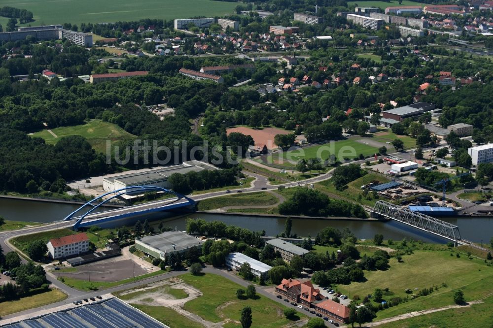 Luftbild Genthin - Bahn- Brücke und Blaue Stahl- Bogen- Brücke mit der Bundesstraße B1 über dem Elbe-Havel-Kanal im Nordosten von Genthin im Bundesland Sachsen-Anhalt