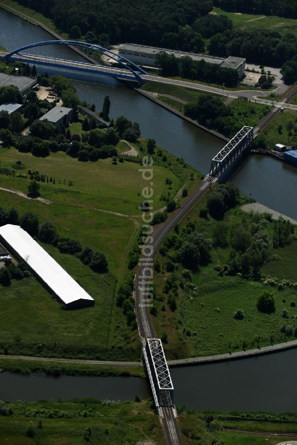 Genthin von oben - Bahn- Brücken und Blaue Stahl- Bogen- Brücke mit der Bundesstraße B1 über dem Elbe-Havel-Kanal im Nordosten von Genthin im Bundesland Sachsen-Anhalt