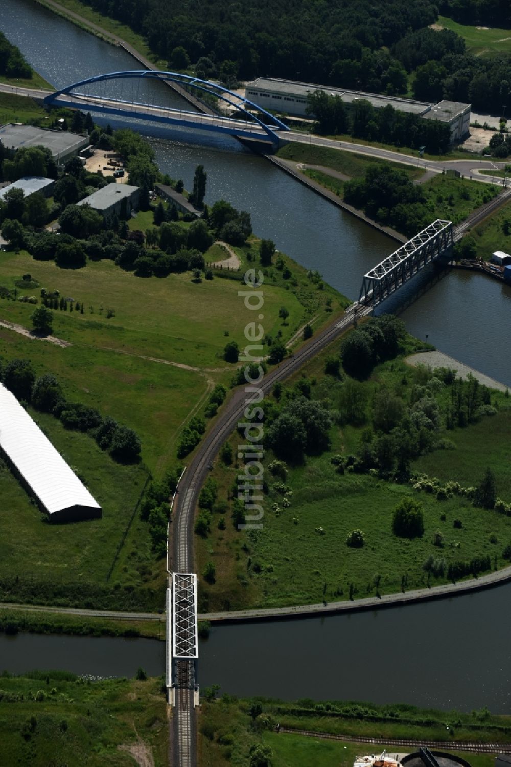 Genthin aus der Vogelperspektive: Bahn- Brücken und Blaue Stahl- Bogen- Brücke mit der Bundesstraße B1 über dem Elbe-Havel-Kanal im Nordosten von Genthin im Bundesland Sachsen-Anhalt