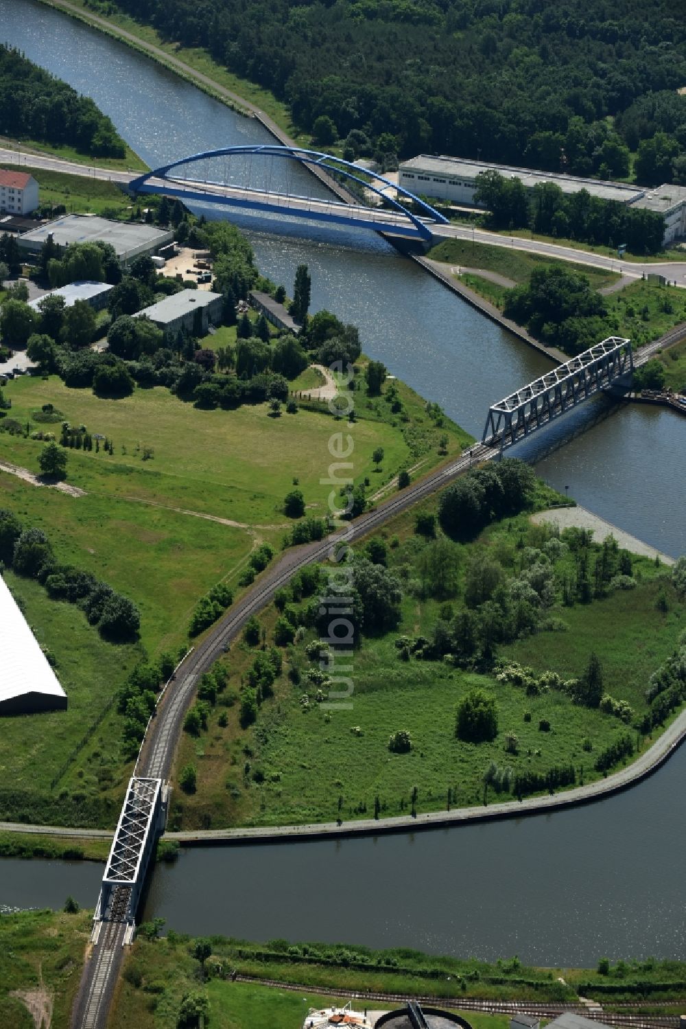 Luftbild Genthin - Bahn- Brücken und Blaue Stahl- Bogen- Brücke mit der Bundesstraße B1 über dem Elbe-Havel-Kanal im Nordosten von Genthin im Bundesland Sachsen-Anhalt