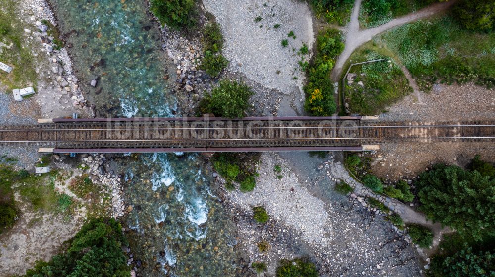 Lake Louise aus der Vogelperspektive: Bahn- Brückenbauwerk über Bow River in Lake Louise in Alberta, Kanada