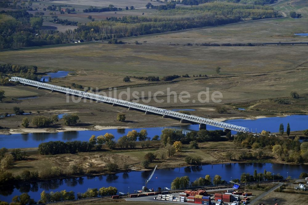 Luftaufnahme Wittenberge - Bahn- Brückenbauwerk über die Elbe in Wittenberge im Bundesland Brandenburg, Deutschland