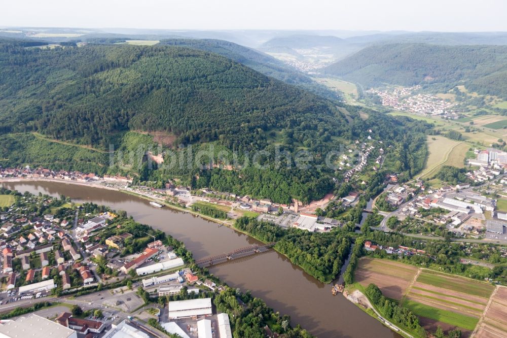 Miltenberg aus der Vogelperspektive: Bahn- Brückenbauwerk über den Main in Miltenberg im Bundesland Bayern, Deutschland