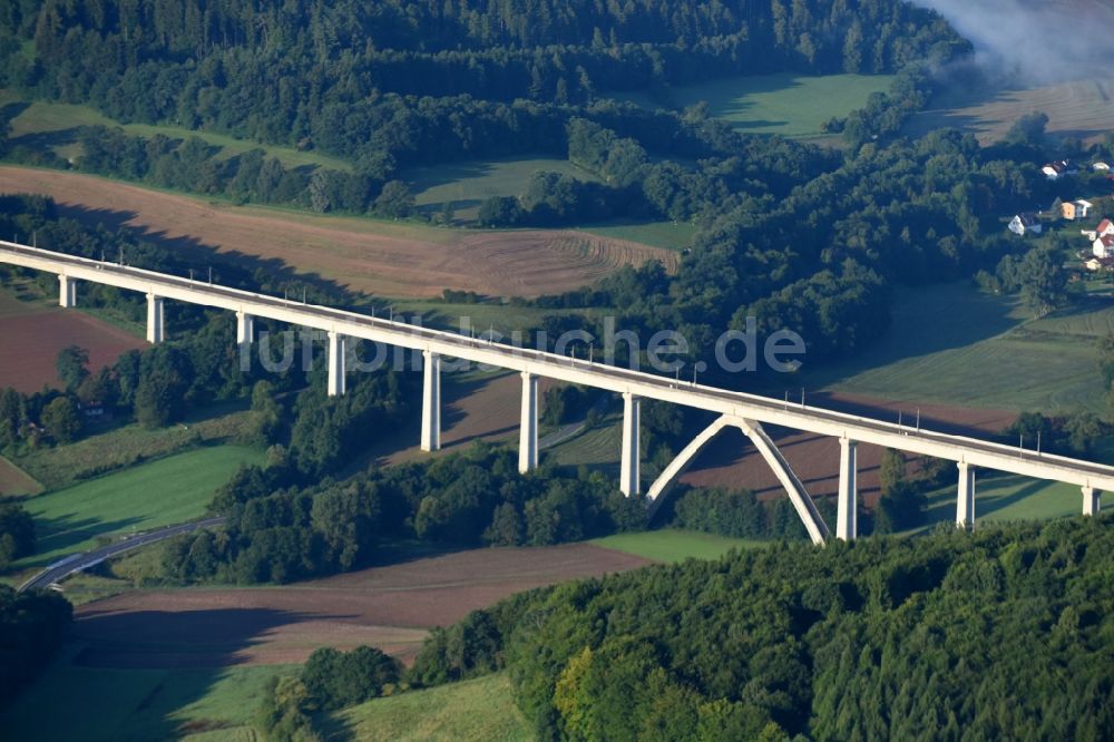 Melsungen aus der Vogelperspektive: Bahn- Brückenbauwerk über die B487 in Melsungen im Bundesland Hessen, Deutschland