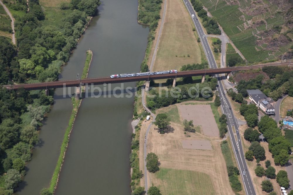 Luftaufnahme Ediger-Eller - Bahn- Brückenbauwerk über die Mosel in Ediger-Eller im Bundesland Rheinland-Pfalz, Deutschland