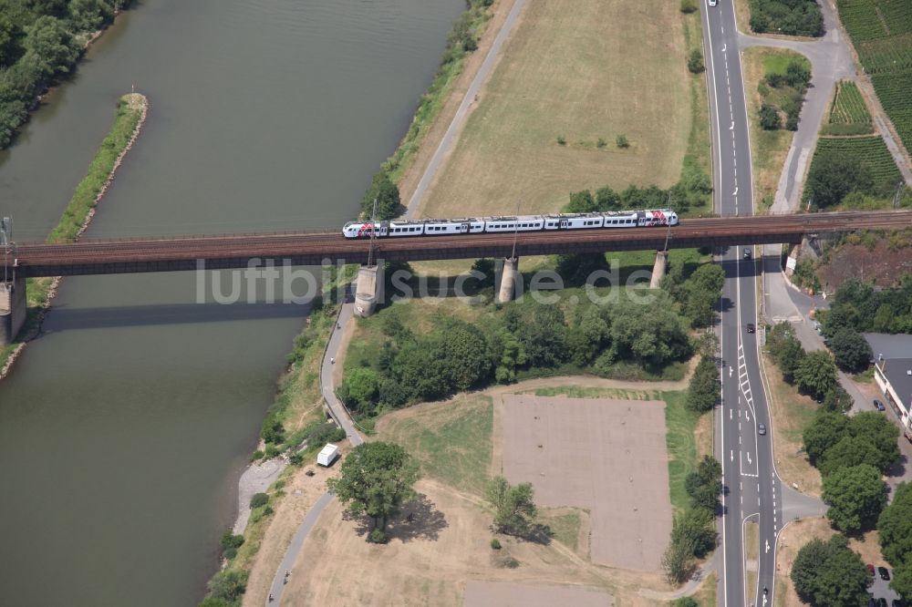 Ediger-Eller von oben - Bahn- Brückenbauwerk über die Mosel in Ediger-Eller im Bundesland Rheinland-Pfalz, Deutschland