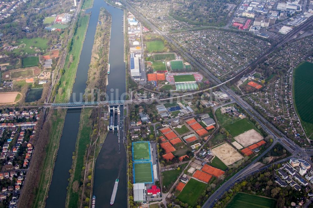 Luftaufnahme Mannheim - Bahn- Brückenbauwerk über den Neckar und die Neckarinsel am Olympiastützpunkt Leichtathletik im Ortsteil Wohlgelegen in Mannheim im Bundesland Baden-Württemberg, Deutschland