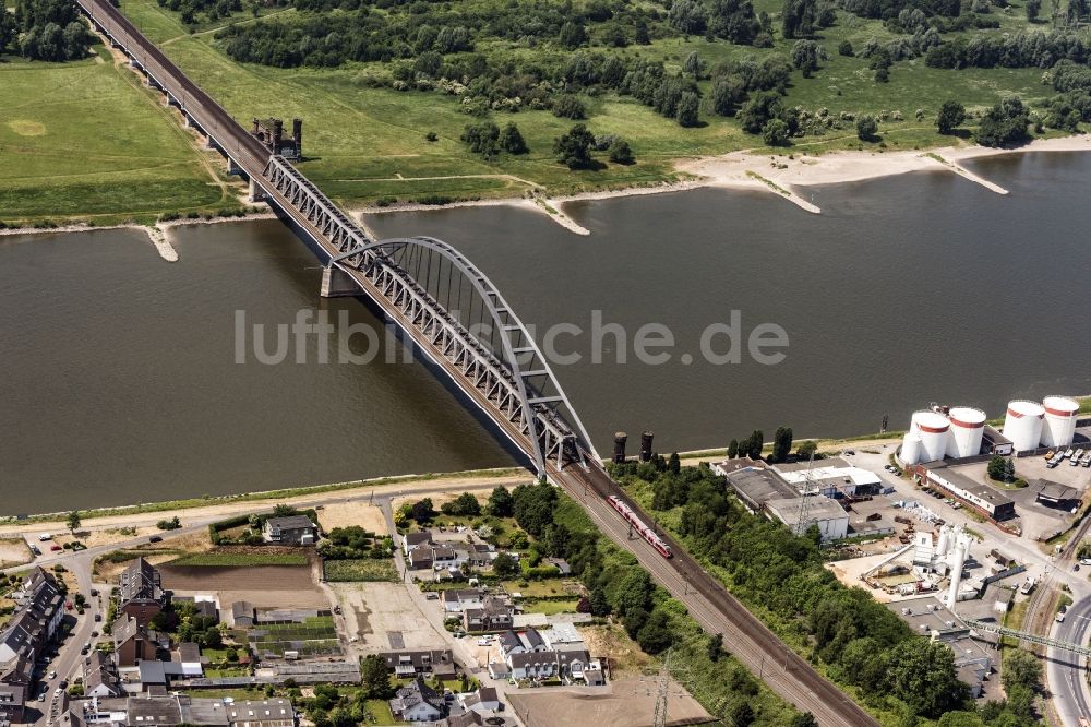 Luftbild Düsseldorf - Bahn- Brückenbauwerk über den Rhein in Düsseldorf im Bundesland Nordrhein-Westfalen - NRW, Deutschland