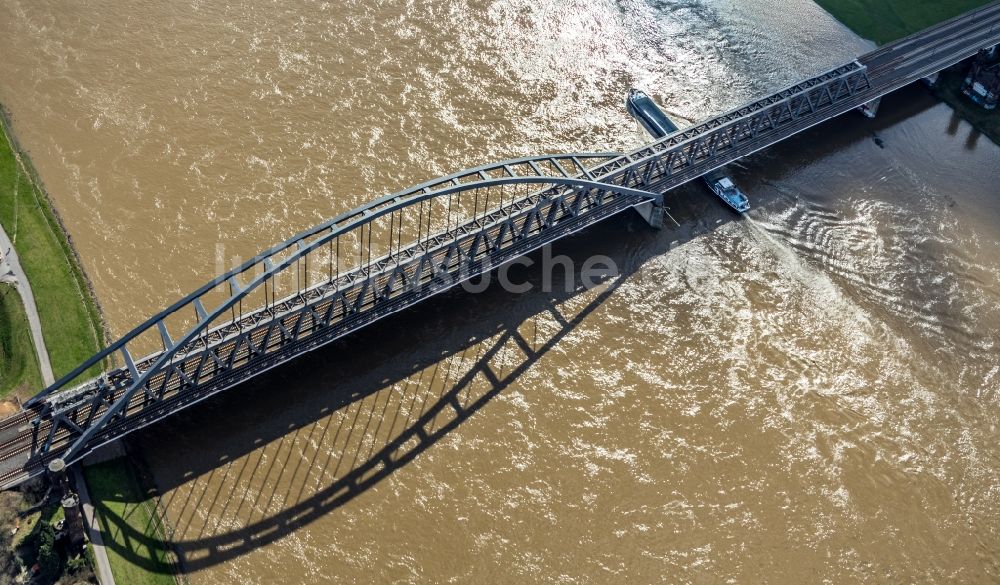 Düsseldorf von oben - Bahn- Brückenbauwerk über den Rhein in Düsseldorf im Bundesland Nordrhein-Westfalen - NRW, Deutschland