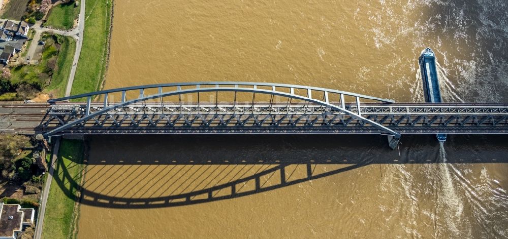 Düsseldorf von oben - Bahn- Brückenbauwerk über den Rhein in Düsseldorf im Bundesland Nordrhein-Westfalen - NRW, Deutschland