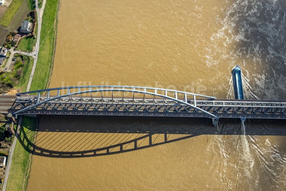 Düsseldorf aus der Vogelperspektive: Bahn- Brückenbauwerk über den Rhein in Düsseldorf im Bundesland Nordrhein-Westfalen - NRW, Deutschland