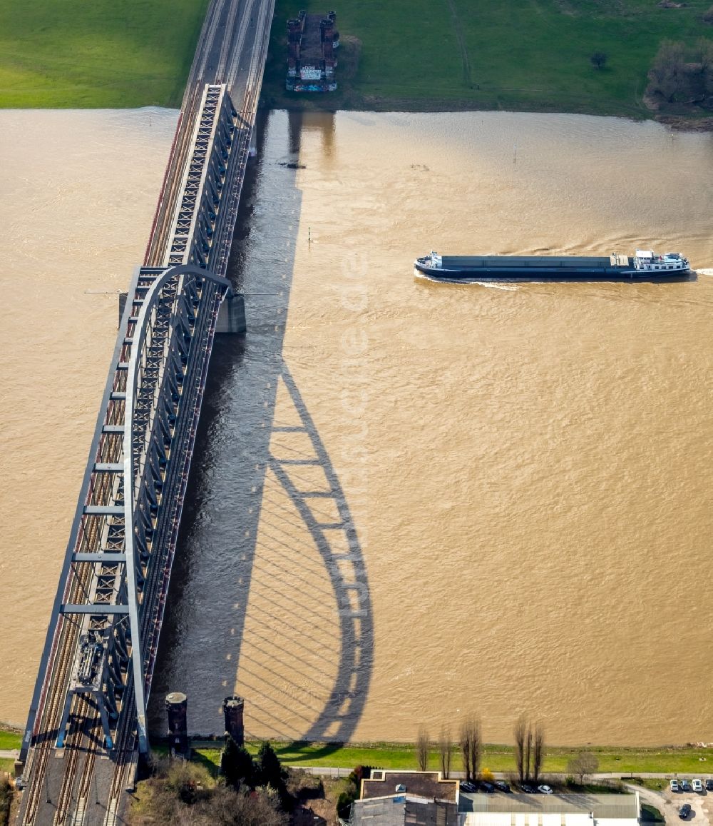 Luftaufnahme Düsseldorf - Bahn- Brückenbauwerk über den Rhein in Düsseldorf im Bundesland Nordrhein-Westfalen - NRW, Deutschland