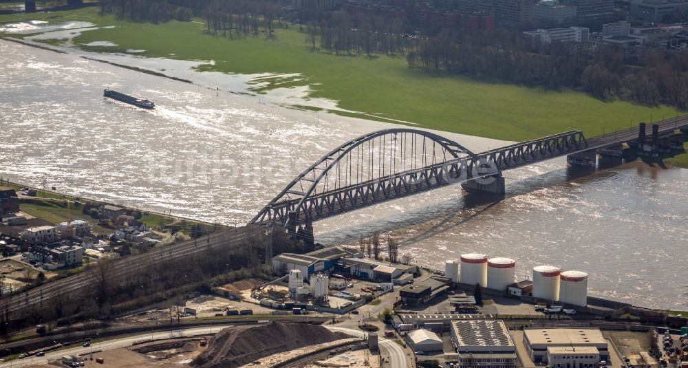 Düsseldorf aus der Vogelperspektive: Bahn- Brückenbauwerk über den Rhein in Düsseldorf im Bundesland Nordrhein-Westfalen - NRW, Deutschland